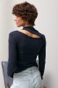 Трикотажний лонгслів з вирізом на плечі 0690 темно-синій
