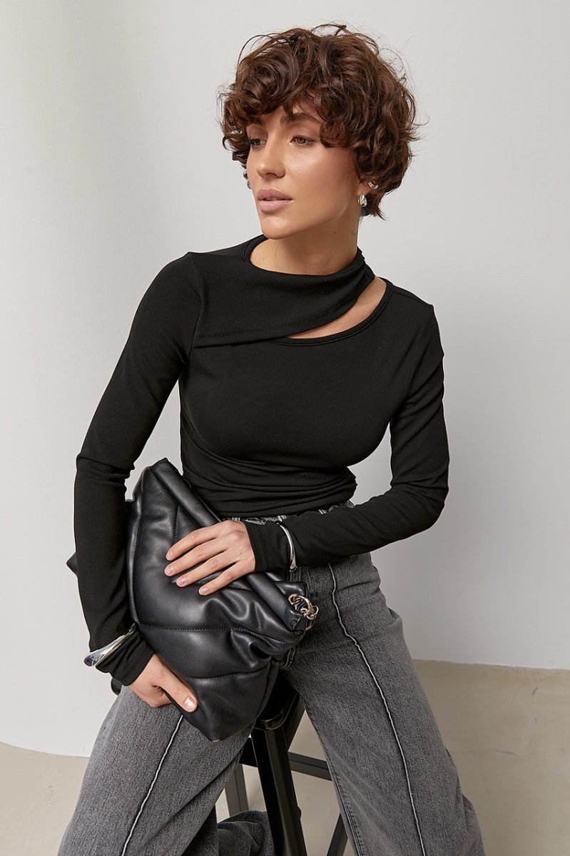 Трикотажний лонгслів з вирізом на плечі 0690 чорний