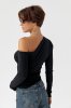 Обтягуючий лонгслів з відкритим плечем 161301 чорний