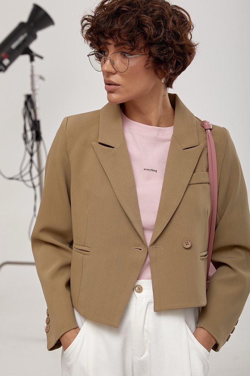 Короткий класичний жакет з асиметричним низом 3388 світло-коричневий