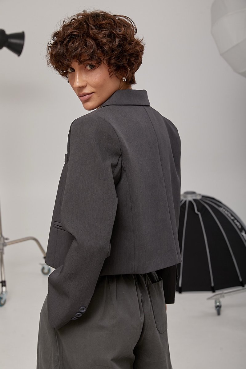 Короткий класичний жакет з асиметричним низом 3388 темно-сірий