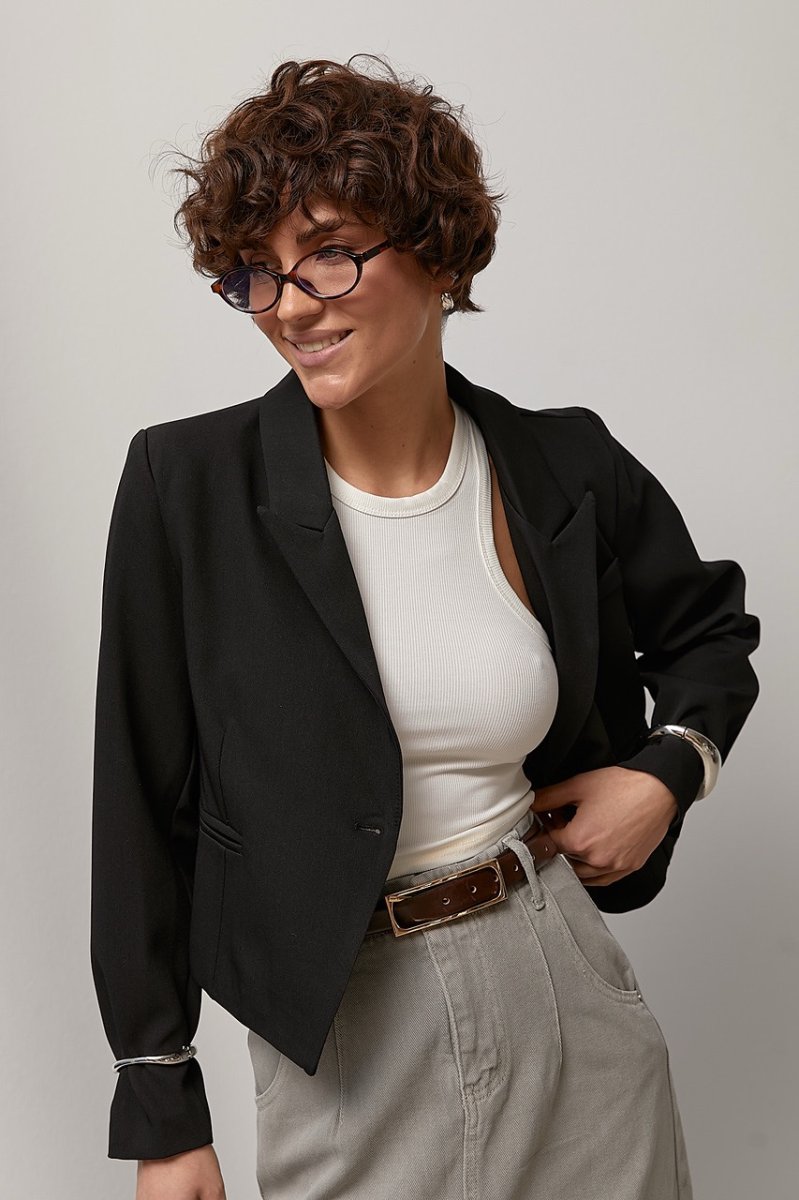 Короткий класичний жакет з асиметричним низом 3388 чорний