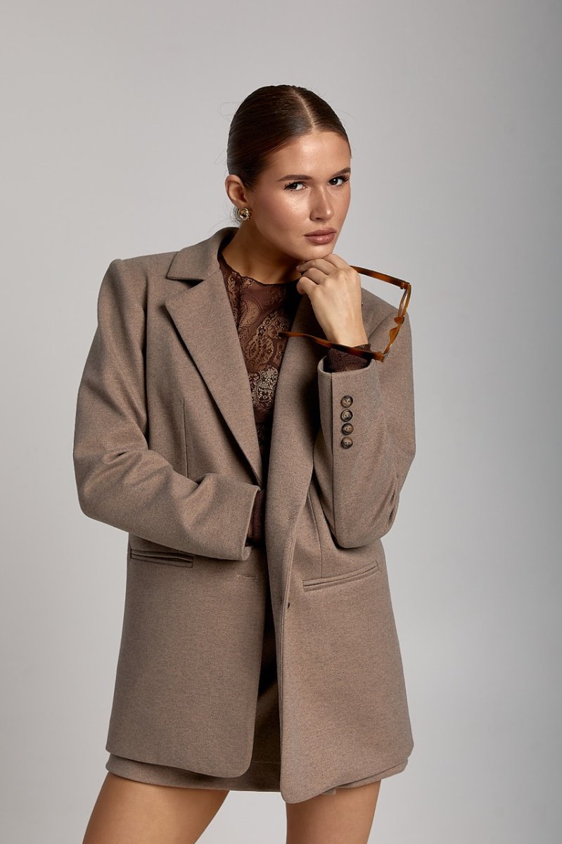 Жіночий приталений піджак кольору капучино 576.2