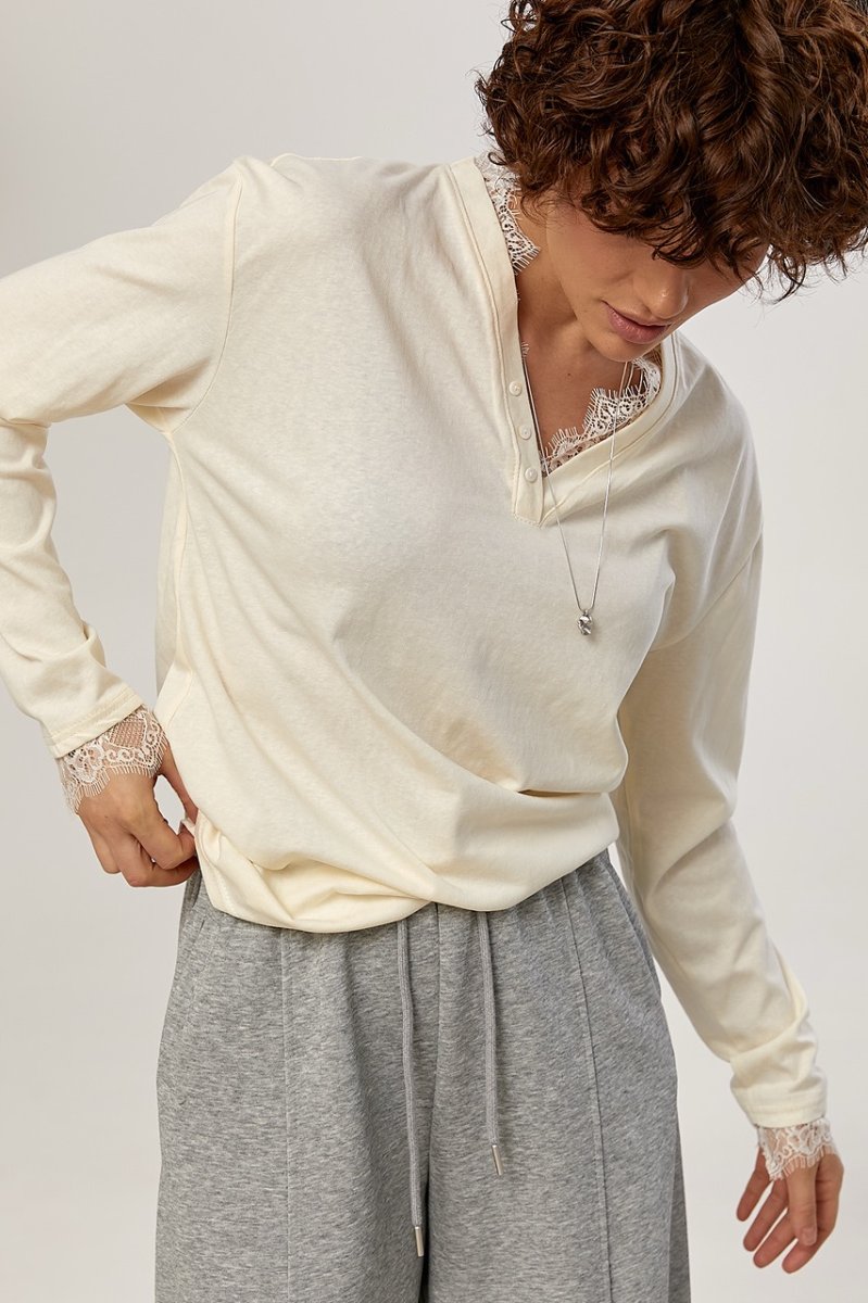 Вільний лонгслів з мереживом 6825 кремовий