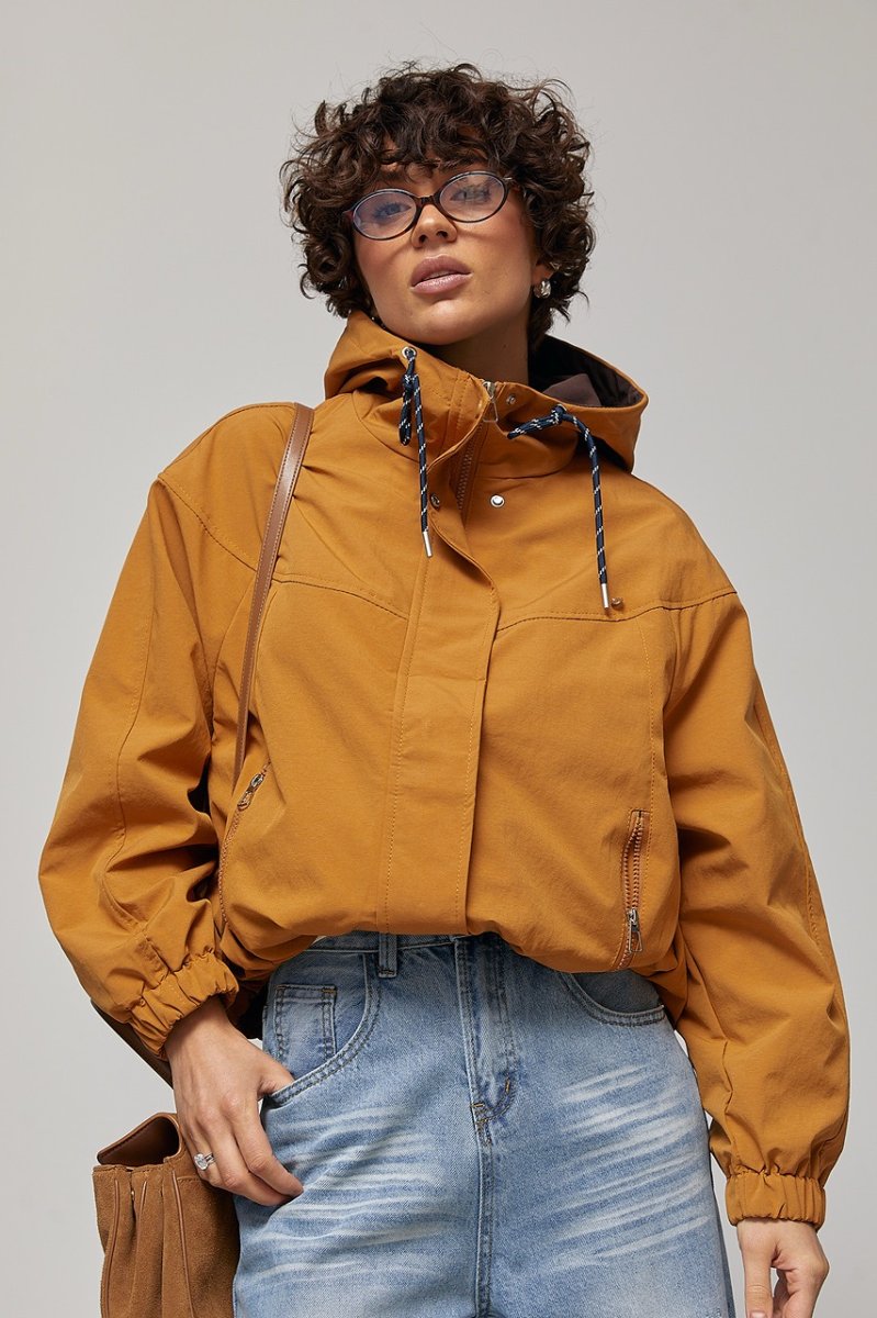 Коротка жіноча ветровка з капюшоном 7801 світло-коричневий