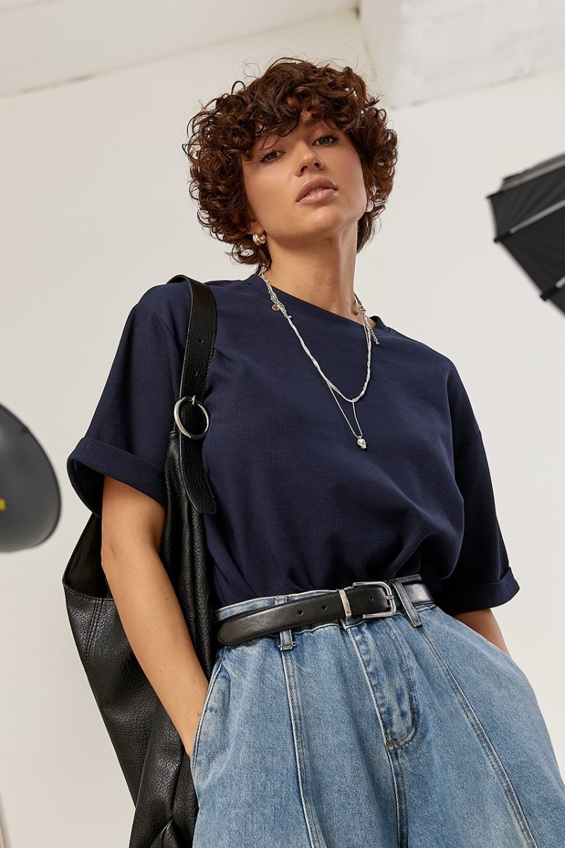 Однотонна футболка у рубчик вільного фасону 90060 темно-синій