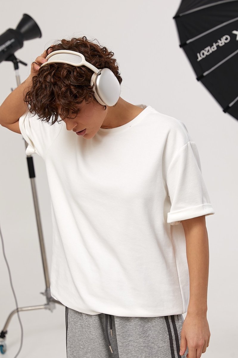 Однотонна футболка в рубчик вільного фасону 90060 молочний