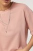 Однотонна футболка в рубчик вільного фасону 90060 пудра
