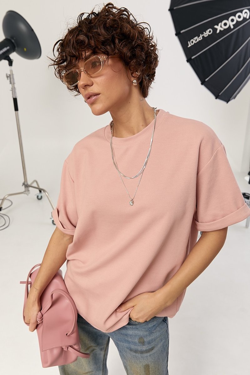 Однотонна футболка в рубчик вільного фасону 90060 пудра